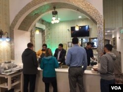 Sakina Halal Grill serves a hot luncheon buffet to paying as well as non-paying guests. (J.Taboh/VOA)