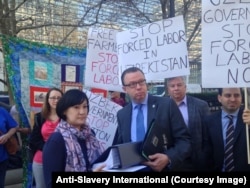 March 9, 2016, Washington, D.C.: Uzbek civil society activists and more than 140,000 people from around the world presented a petition to World Bank President Dr. Jim Yong Kim, calling on the Bank to suspend lending to the agriculture sector in Uzbekistan until the Uzbek government changes its policy of forced labor in the cotton industry