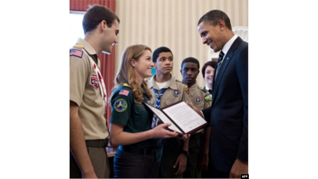 Prezident Barak Obama Amerika qiz va o'g'il bola skautlar bilan, Oq Uy, 2011