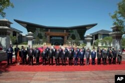 在北京雁栖湖国际会议中心，出席“一带一路”国际合作高峰论坛的各国领导人合影（2017年5月15日）. 有29个国家的元首和政府首脑参加。工业七国集团成员国的领导人都没有参加这次峰会。
