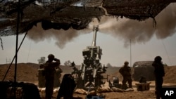 Binh sĩ Mỹ bắn pháo trợ chiến cho quân Iraq đánh các phần tử IS ở đông Mosul, 17/4/2017