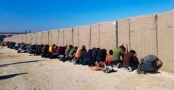 Suriyaning Hasaka shahridagi al-Sina qamoqxonasiga hujum qilgan "Islomiy davlat" jangarilari, deya bayon qiladi AQShning kurd hamkorlari. Surat 2022-yilning 21-yanvar kuni olingan.
