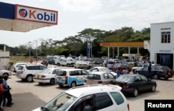 Drivers gather at a petrol station waiting for fuel along the Premier Novembre boulevard in Bujumbura, Burundi, May 30, 2017.