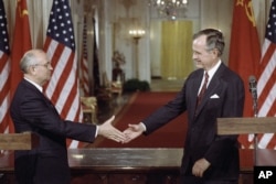 Sovet yetakchisi Mixail Gorbachev (chapda) va Prezident Jorj Bush Oq uyda uchrashmoqda, 1-iyun, 1990-yil.