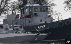 Rossiya harbiylari tomonidan qo'lga olingan Ukraina kemalaridan biri. Kerch, Qrim. 25-noayabr, 2018