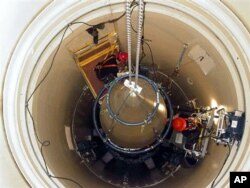 I蒙塔纳州一处导弹基地的一枚洲际弹道导弹和美国空军维修人员。（资料图片）