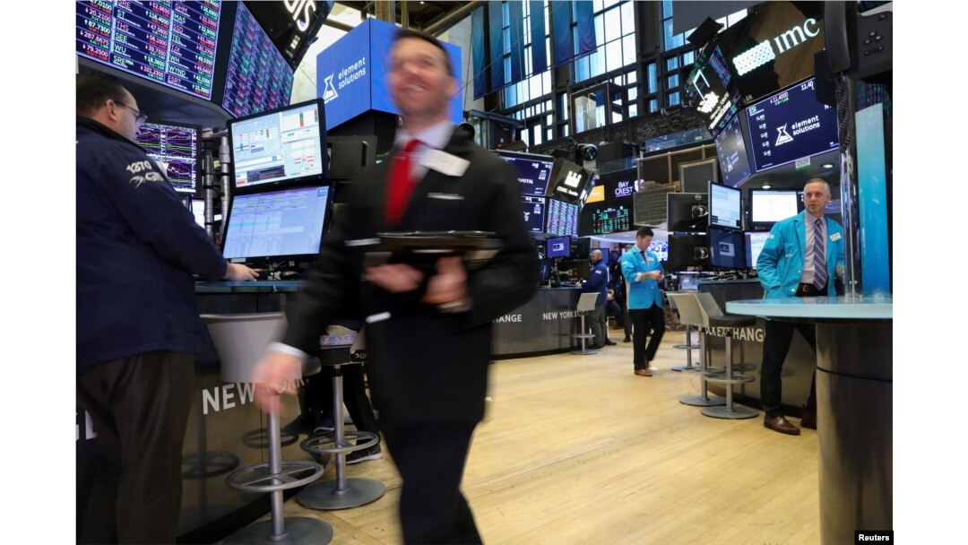 Traders work on the floor of the New York Stock Exchange (NYSE) in New York, Feb. 1, 2019.