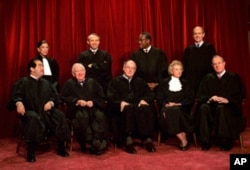 AQSh Oliy Sudi a'zolari, 1994-yilda olingan surat. U paytda bu organda ikki ayol bor edi, biri Rut Beyder Ginsburg, ikkinchisi esa Sandra Dey Okonnor.