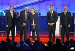 Chapdan, sobiq senator Jim Veb, senator Berni Sanders, sobiq davlat kotibi Hillari Klinton, sobiq gubernatorlar Martin Omalli va Linkoln Chefi. Las-Vegas, Nevada shtati, 13-oktabr, 2015