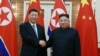 Nhà lãnh đạo Triều Tiên Kim Jong Un, phải, bắt tay Chủ tịch Trung Quốc Tập Cận Bình tại Bình Nhưỡng. (Ảnh do hãng tin KCNA của Triều Tiên công bố ngày 21/6/2019.)