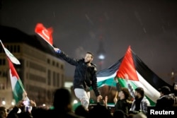 Germaniyaning Berlin shahridagi AQSh elchixonasi oldida o'tgan namoyishlar