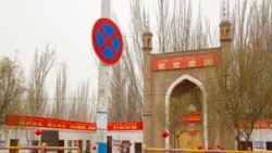 "Partiyani sev, vatanni sev!". Shinjondagi masjid peshtoqiga osilgan shior. 20-mart, 2021.