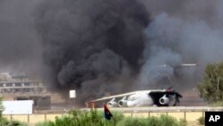 Jangovar guruhlar Tripoli xalqaro aeroporti atrofidagi hudud uchun uch haftadan beri olishadi. 
