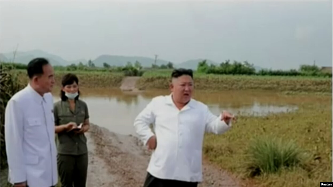 북한 관영 ‘조선중앙통신’은 김정은 국무위원장이 황해북도 은파군 대청리 일대 홍수 피해 상황을 현지에서 파악했다며 7일 사진을 공개했다.