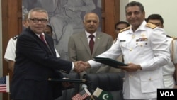 AQShning Islomoboddagi bosh diplomati Richard Xoagland va Pokiston prezidentining mudofaa masalalari bo'yicha kotibi Osif Yasin Malik, Ravalpindi, 31-iyul, 2012