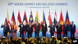 아세안 국가 정상들이 지난 13일 싱가포르에서 열린 제33회 동남아시아국가연합(ASEAN) 정상회의 개막식에서 단체 사진촬영을 하며 손을 흔들고 있다.