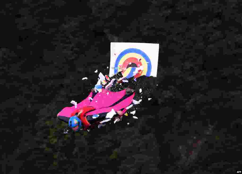 A wingsuit flyer hits the target during the 6th Carabao World Wingsuit Championship on Tianmenshan mountain in Zhangjiajie in China&#39;s central Hunan province, Sept. 11, 2017.