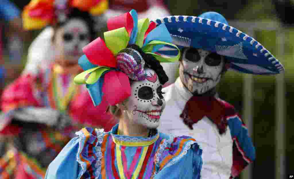 Performers participate in the Day of the Dead parade on Mexico City&#39;s main Reforma Avenue, Oct. 28, 2017.