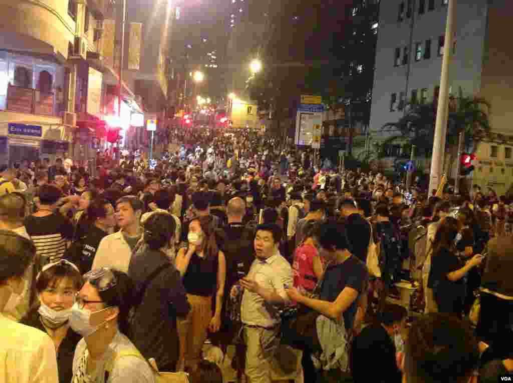 从10点前,在中联办外德辅道西上的警察由手持约一米七高的长盾牌的防暴警察替换到最前排,做好准备清场的准备。示威者则用铁马和雨伞筑成防线,应对警方的清场。另外,在西边街,也有一些示威者与警方对峙,但场面没有在德辅道上紧张。目前,现场仍有近千人。