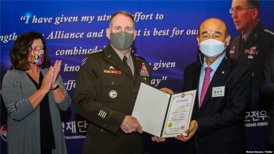 로버트 에이브럼스 한미연합사령관 겸 주한미군사령관이 13일 서울에서 열린 환송행사에서 정승조 한미동맹재단회장으로 부터 감사장을 받았다. 사진 = Robert Abrams / Twitter.