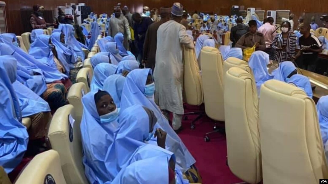 Hotunan yadda aka tarbi daliban makarantar Jangebe a fadar gwamnatin jihar Zamfara a watan Maris.
