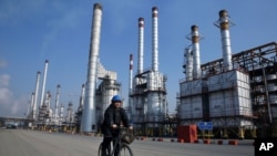 Архівне фото: працівник на нафтопереробному заводі в Ірані, 2016 рік