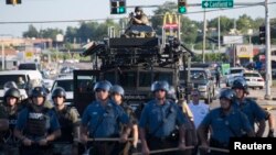 Missuri shtatining Ferguson shaharchasida, 13-avgust, 2014. Politsiyaga qarshi bosh ko'targan ommaga qarshi maxsus kuchlar safarbar etildi. 
