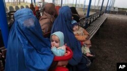 Pokistondagi afg'on ayollari vataniga qaytish arafasida. BMTning Peshavardagi qochqinlar idorasi yonida. 2-fevral 2015-yil.
