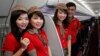 Hành khách xếp hàng làm thủ tục lên máy bay tại quầy của Hãng hàng không giá rẻ Vietjet Air ở sân bay Tân Sơn Nhất, ngày 20/10/2013.