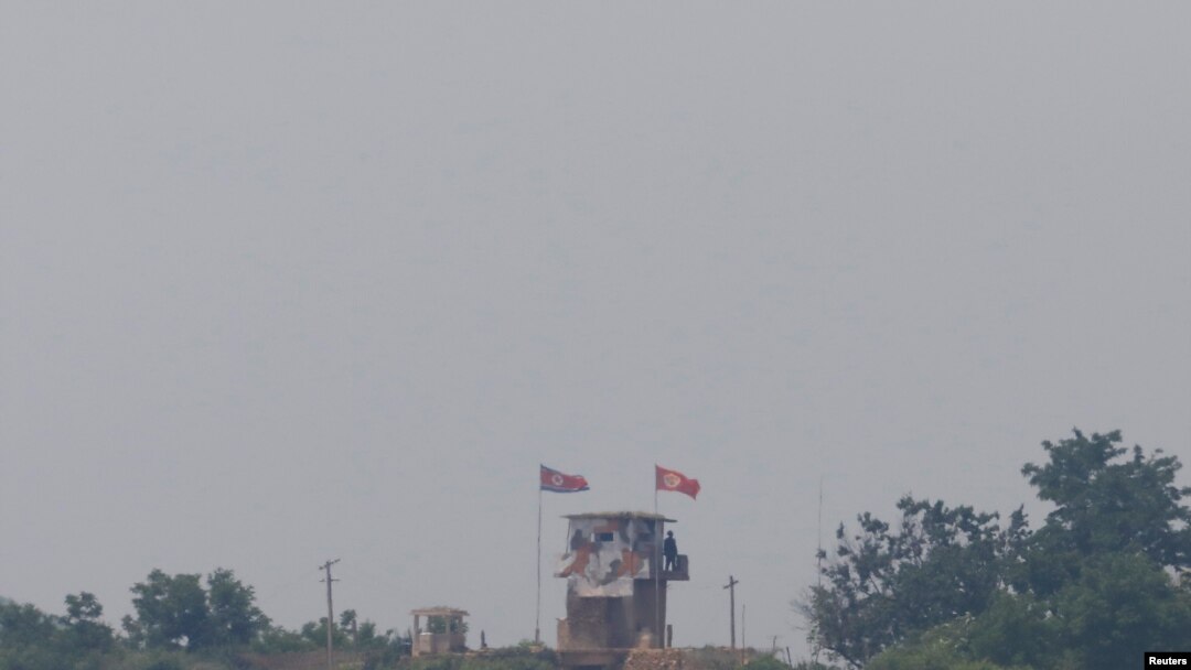 지난해 6월 한국 경기도 파주에서 바라본 북한 지역 초소.