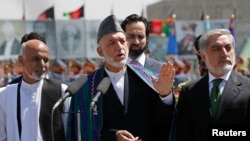 Afg'oniston prezidenti Hamid Karzay (markazda) prezidentlikka nomzodlar - Abdulla Abdulla hamda Ashraf G'ani bilan, Kobul, 19-avgust, 2014-yil.