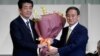 Ông Yoshihide Suga (phải) và người tiền nhiệm Shinzo Abe. 