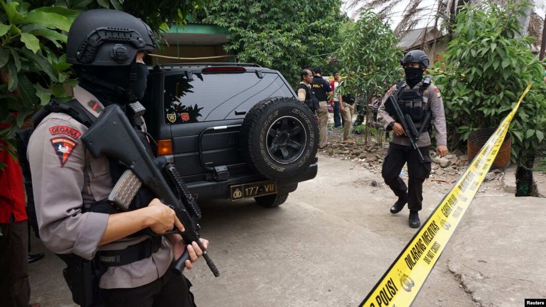 Anti-terror policemen hold rifles at house where a suspected supporter of Islamic State stays at Sepatan village in Tangerang, Indonesia's Banten province, Oct. 20, 2016, in this picture taken by Antara Foto. 