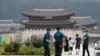 16일 한국 서울에서 경찰관과 시민들이 신종 코로나바이러스 감염 방지를 위해 마스크를 쓰고 있다.