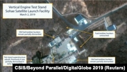 Супутниковий знімок RC17BD6B4060 об'єкта Тончан-рі, де, за повідомленням CSIS, видно частково відновлену вертикальну установку для двигунів а також машини і матеріали, Фото оприлюднене 5 березня 2019 року