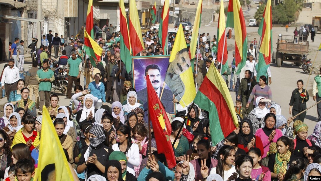 Suriyalik kurdlar terrorchi tashkilot deb tan olingan Kurdiston ishchilar partiyasiga xayrixoh, Al-Hasaka, Suriya, 1-noyabr, 2012-yil.