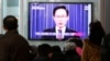韩国人民观看2013年2月19日韩国总统李明博在韩国首尔的火车站发表退休讲话的电视实况转播。