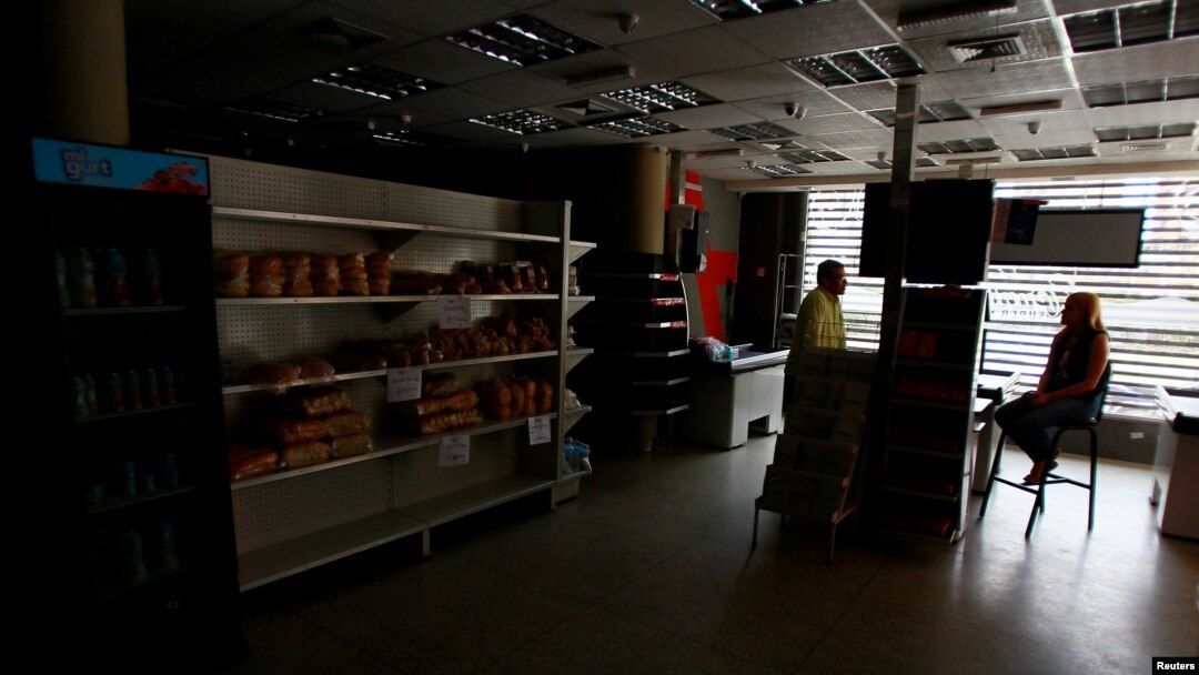 People chat at a supermarket as they wait for the power to return during a blackout in Maracaibo, Venezuela, March 30, 2019. 