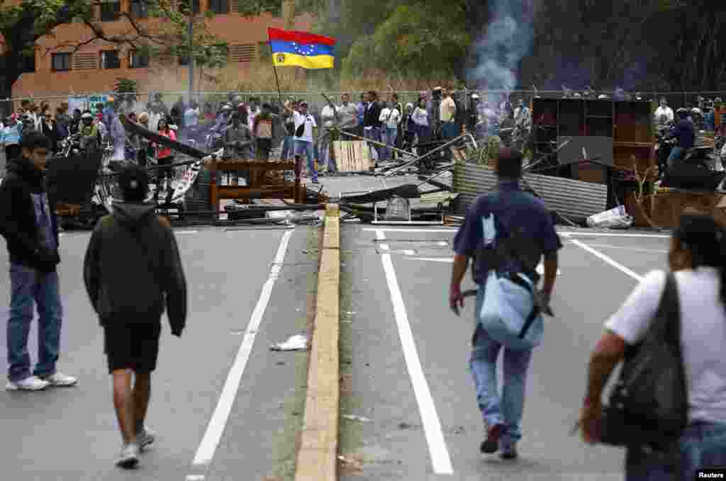 Apoiantes do líder da oposição, Leopoldo Lopez, formam uma barricada durante a manifestação contra o governo de Nicolás Maduro, num bairro de classe média em Caracas, Fev. 20, 2014.