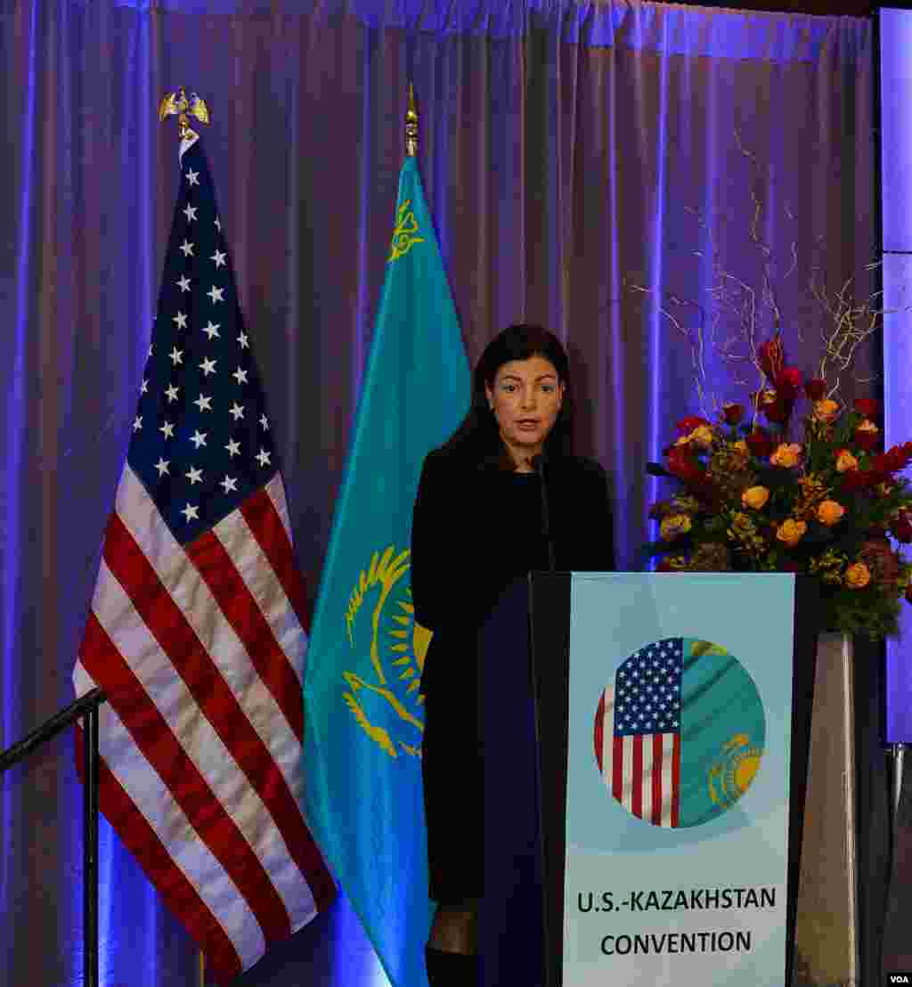 Senator Kelli Ayot (Nyu-Gempshir shtatidan, Respublikachilar partiyasining a'zosi) AQSh-Qozog'iston konvensiyasida so'zlamoqda, Vashington, 11-dekabr, 2013-yil