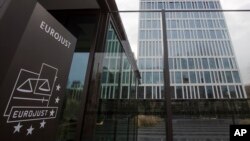 Операція з арешту підозрюваних в ухиленні від санкцій відбулась за підтримки Євроюсту, європейського агентства, що співпрацює з судовими та поліцейськими органами країн-членів ЄС. Фото: AP/Peter Dejong