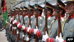 Xizmatdan qochish hollari ham uchrab turadi, albatta. Armiyaga chaqirilgan yigitlar o’qish, sanash va yozishni o’rganadi-yu, keyin shartta qishlog’iga ketib qoladi