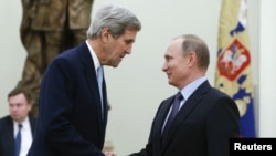 Tổng thống Nga Vladimir Putin (phải) đón tiếp Ngoại trưởng Hoa Kỳ John Kerry trong một cuộc họp tại điện Kremlin ở Moscow, Nga ngày 15 tháng 12 năm 2015.