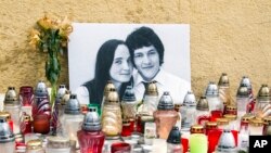Яну Куцяку та Мартіні Кушніровій було 27 років. Вони готувалися до весілля. Світлина меморіалу у Братиславі, 27 лютого 2018 р.