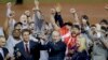 休斯顿太空人队老板吉姆·柯雷恩高举奖杯。（2017年11月1日）Houston Astros owner Jim Crane holds the championship trophy after Game 7 of baseball's World Series against the Los Angeles Dodgers, Nov. 1, 2017, in Los Angeles. The Astros won 5-1 to win the series 4-3.