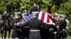 ARCHIVO: El pelotón de carro militar tirado por caballos del 3.er Regimiento de Infantería de EE. UU. realizan honores en Arlington, Virginia, EE. UU. 24 de septiembre de 2021.