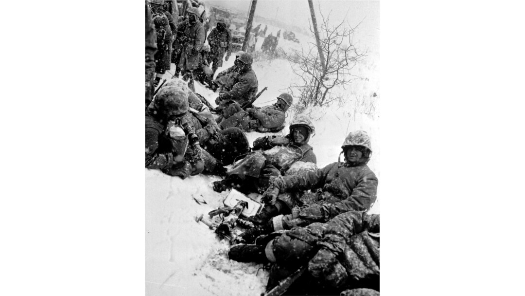 1950년 12월 장진호 전투에서 중공군 저지선을 뚫고 흥남으로 이동하는 미 해병대원들.