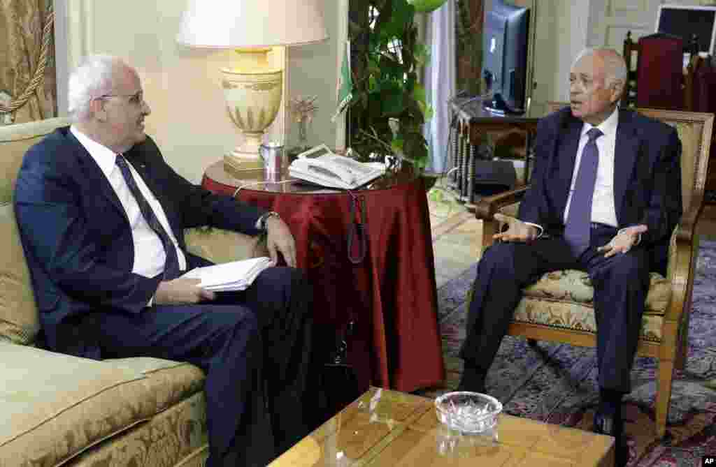 Arab Ligasi Bosh kotibi Nabil al-Arabiy Falastin muzokarachisi Soyib Erekat bilan Qohirada uchrashayapti. 11-avgust, dushanba, 2014-yil. Misr vositachiligida erishilgan uch kunlik sulh G&#39;azoga vaqtincha tinchlik olib keldi.