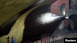 资料照片：中国船舶重工集团公司在河北省的一个船舶修理与造船基地。（2007年10月10日）