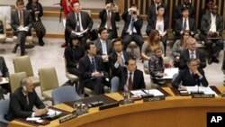 中国常驻联合国代表李保东（中）在安理会中就叙利亚问题表决（2011年10月5号资料照）。